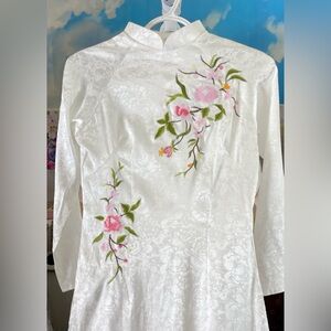 ao dai trang gam theu, New Vietnamese traditional long dress top M 2 white gift